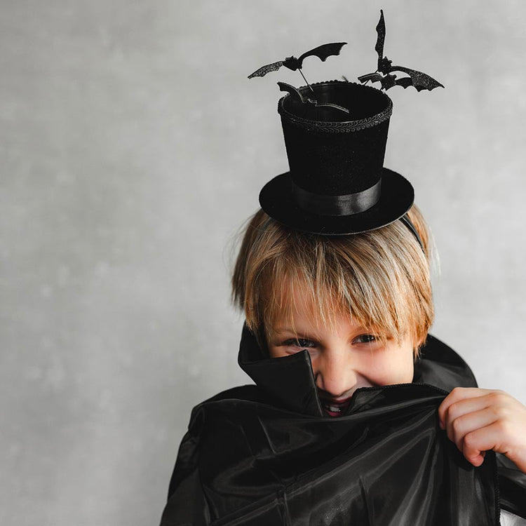 serre-tête haut-de-forme et chauves-souris noir qui fait peur