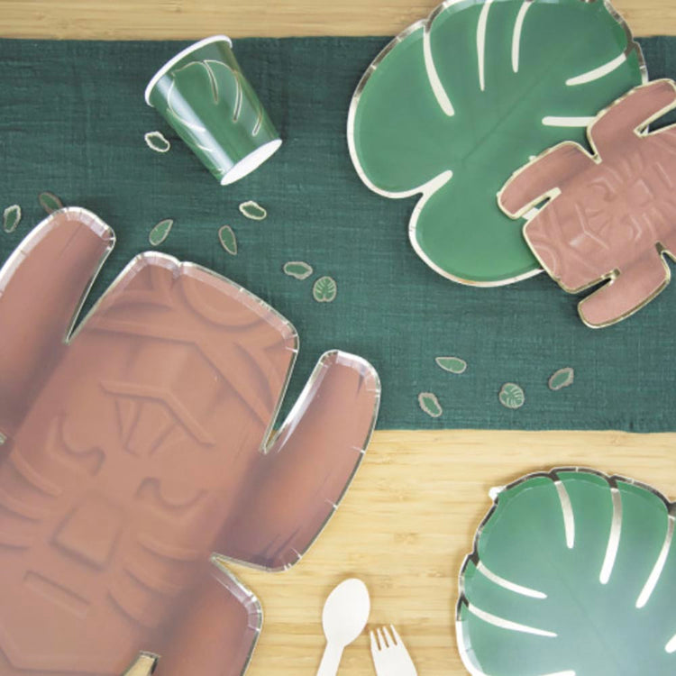 2 plateaux et assiettes totem : deco de table anniversaire koh lanta