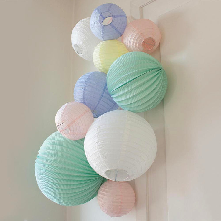 Lampion en papier menthe : decoration mural anniversaire adulte