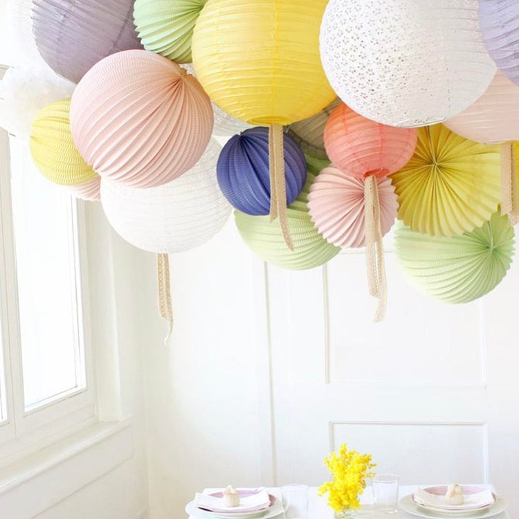 Lampion en papier menthe : decoration mural baby shower mixte