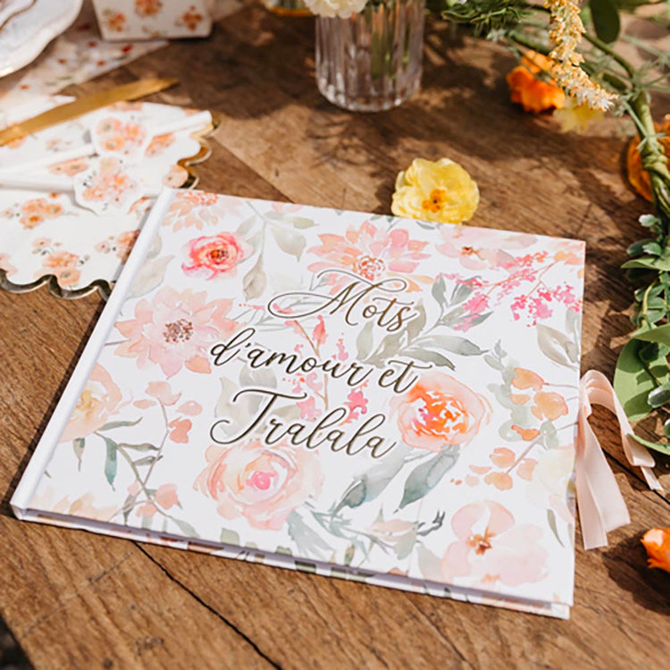 Livre d'or fleurs pastel : accessoire deco mariage boheme