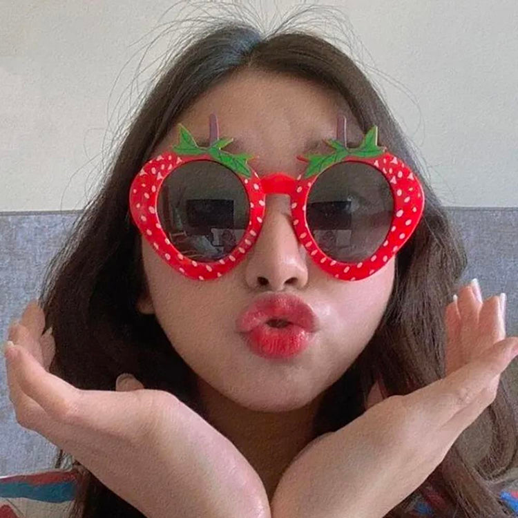 1 paire de lunettes fraise : idee cadeau anniversaire enfant