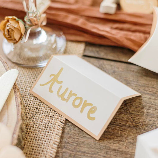 Petits cartons de table crème et camel, une touche sobre et raffinée