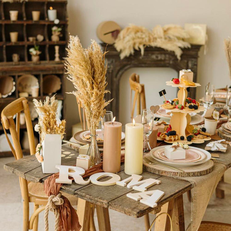 Ătiquettes marque-places crĂšme et camel, pour une table bien organisĂ©e