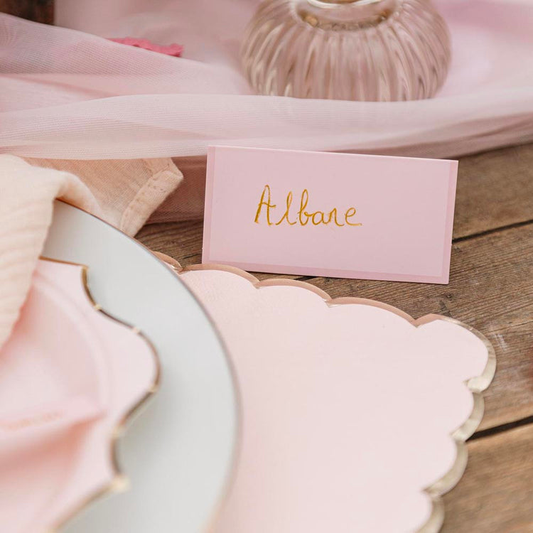 Cartons marque-places rose poudré et rose, pour une table soignée