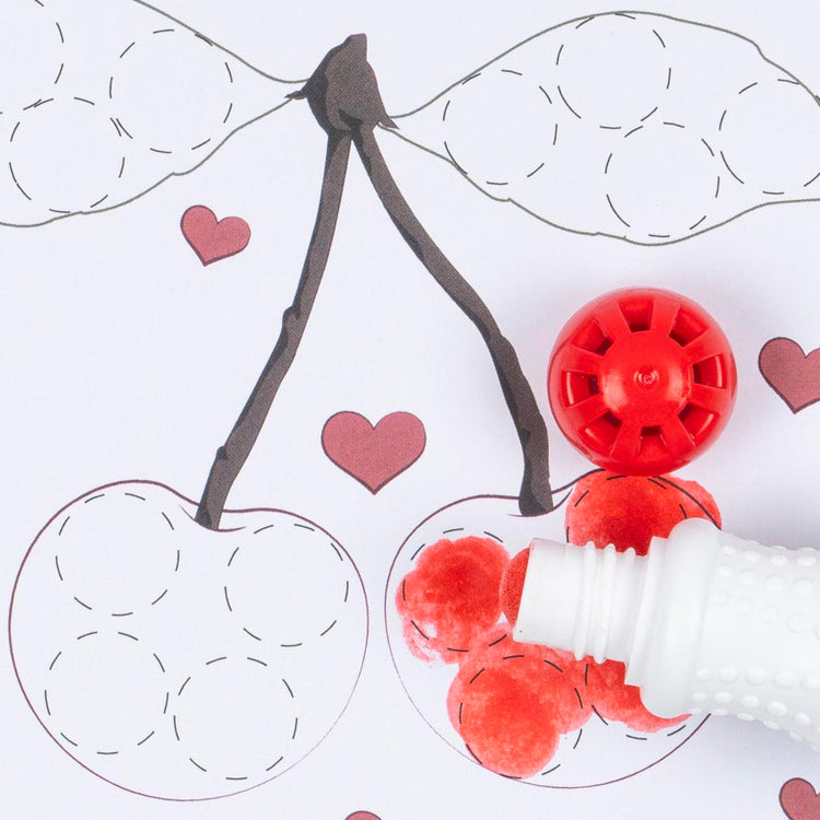 cahier d'activité avec crayons marqueurs : activité d'anniversaire enfant