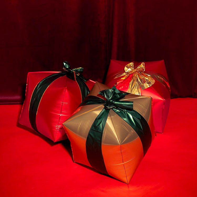 comment faire une décoration noel originale ? installer des ballons cadeau de noël