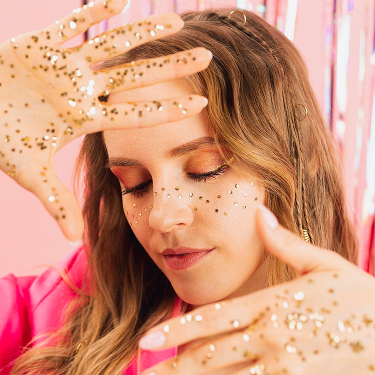 Maquillage facile : paillettes dorées visage et corps