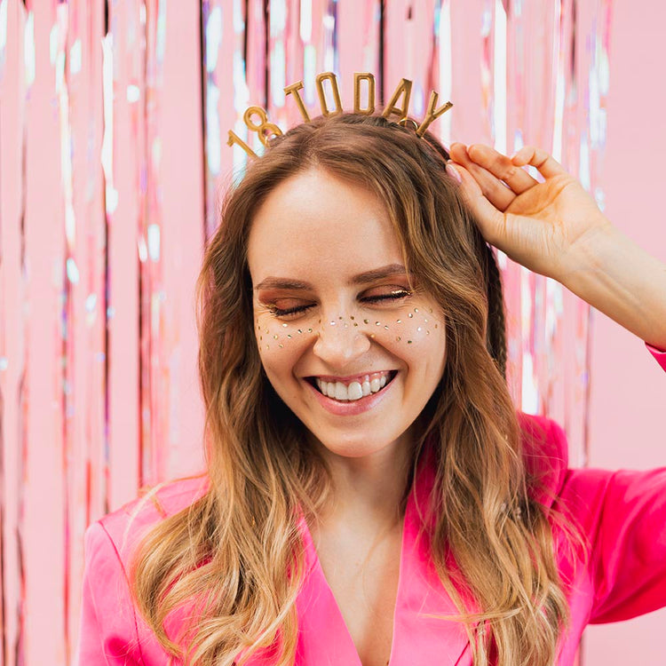 Paillettes dorées visage et corps pour un carnaval festif