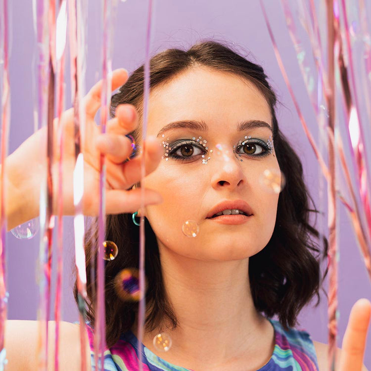 Maquillage facile : paillettes holographiques visage et corps