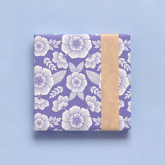Papier cadeau original pour fille : Rouleau avec des fleurs violettes, idéal pour un emballage chic et vintage.