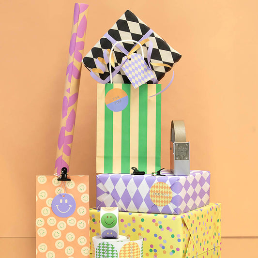 1 pochette en papier arlequin noir pour emballage cadeau anniversaire theme cirque