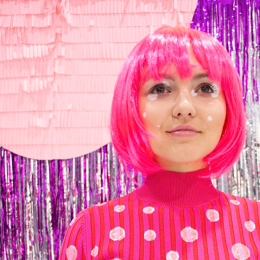Idée de tenue pour le Nouvel an : perruque rose fluo