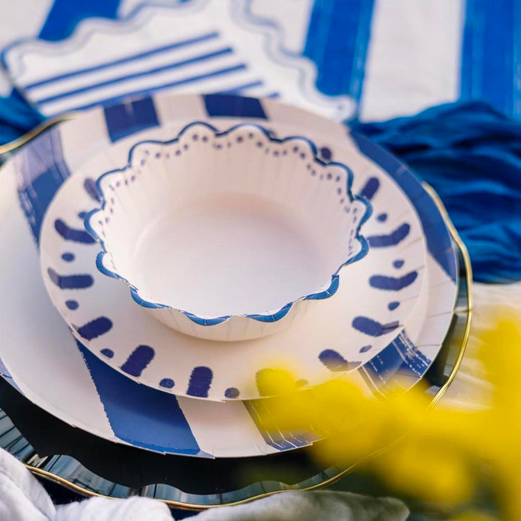 Assiettes bleues pour table dâĂ©tĂ© ou fĂȘte colorĂ©e