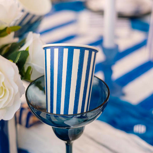 Vaisselle bleue rayée pour goûter bord de mer