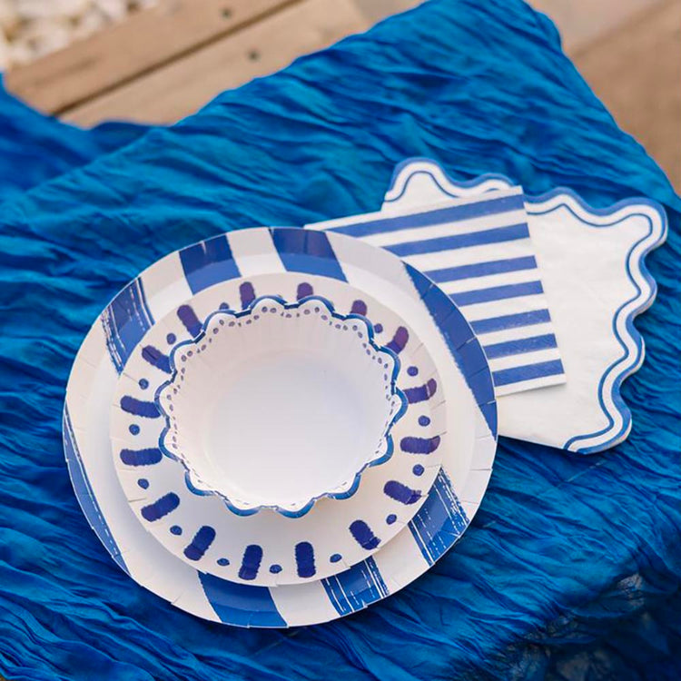 Vaisselle bleue pastel pour dĂ©co douce de fĂȘte