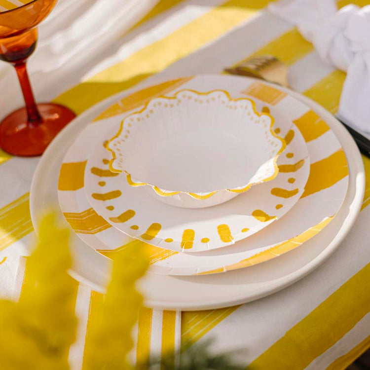 Vaisselle jaune rayée pour ambiance estivale
