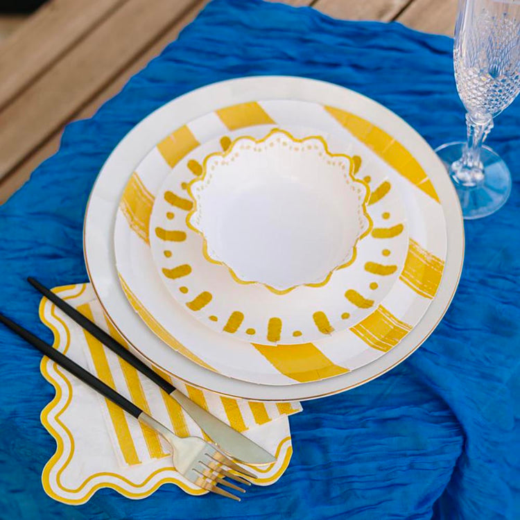 Vaisselle jaune pastel pour dĂ©co douce dâanniversaire