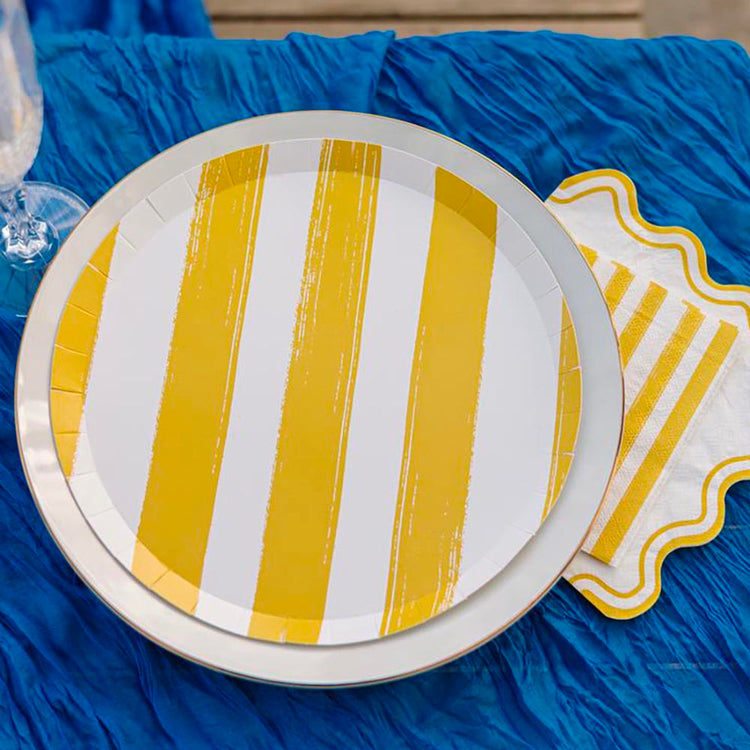 Assiettes jaunes Ă rayures pour une fĂȘte colorĂ©e