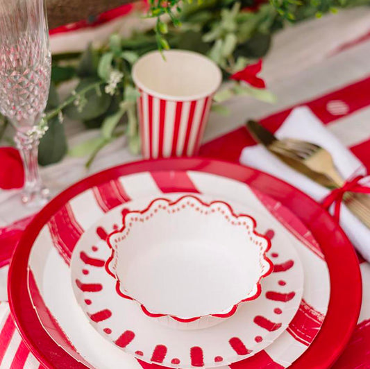 Vaisselle rouge rayée pour fête champêtre
