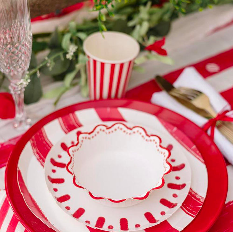 Vaisselle rouge rayĂ©e pour fĂȘte champĂȘtre