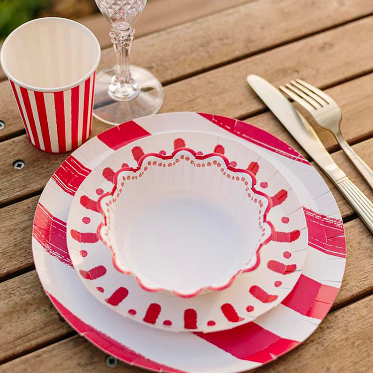 Vaisselle rayée rouge pour repas festif
