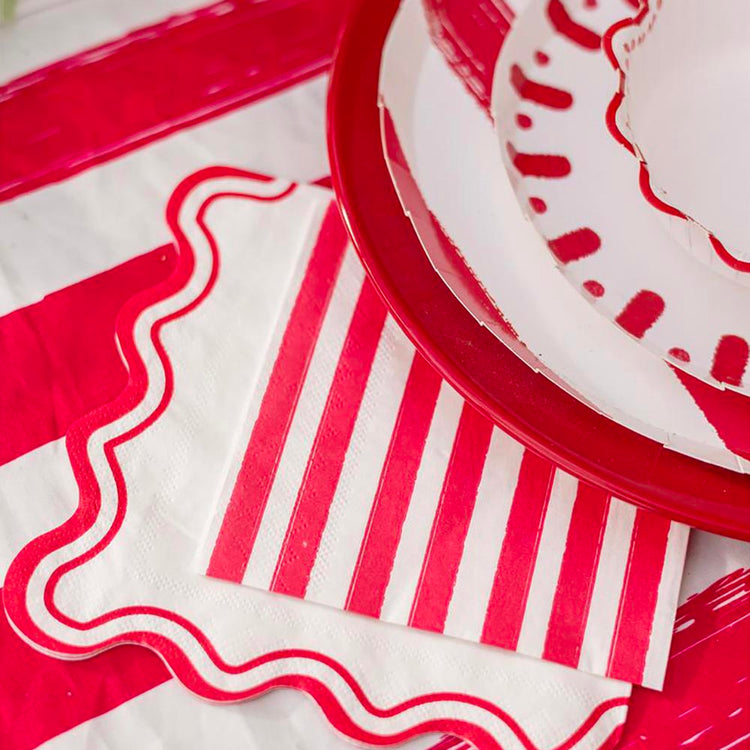 Déco rouge à rayures pour repas festif et coloré