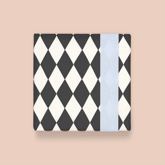 Emballage cadeau pour fête à theme cirque avec rouleau motif losanges noirs et blancs