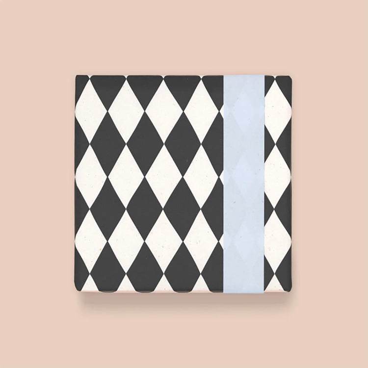Emballage cadeau pour fête à theme cirque avec rouleau motif losanges noirs et blancs