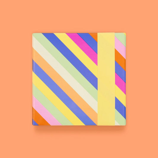 Rouleau de papier cadeau aux diagonales colorées, parfait pour offrir