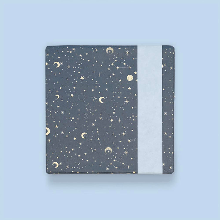 Emballage papier pour cadeau anniversaire à thème astrologie, astronaute