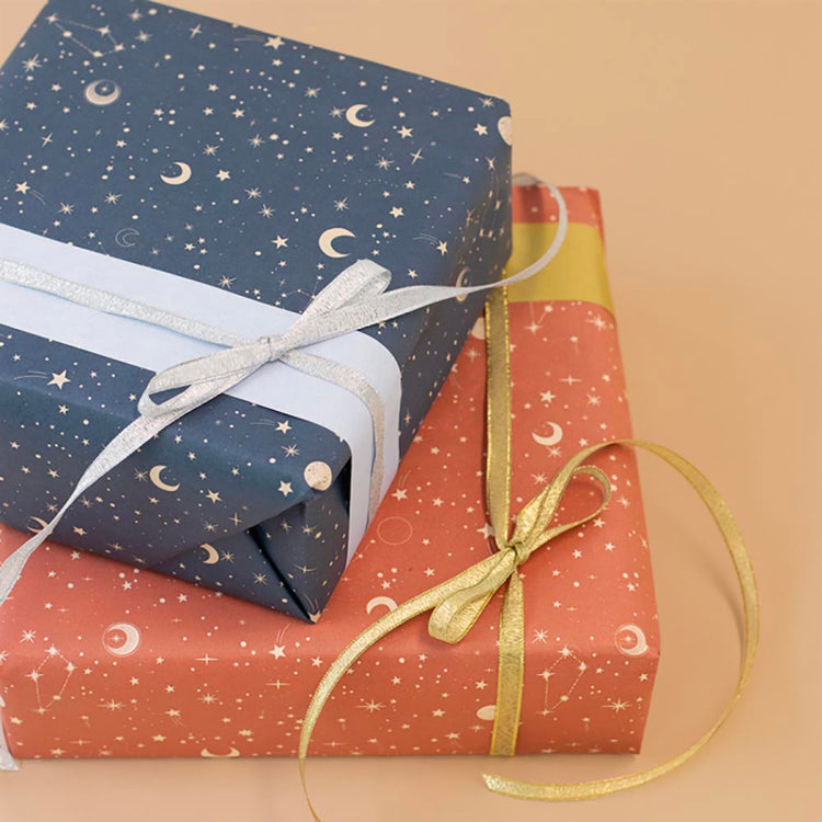 Emballage cadeau pour fête à theme cosmos avec rouleau papier nuit étoilée