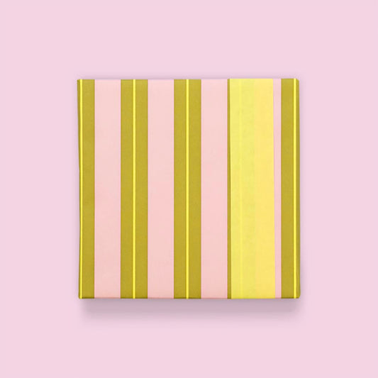 Emballage cadeau pour fête à themeavec rouleau motif rayures roses et vertes