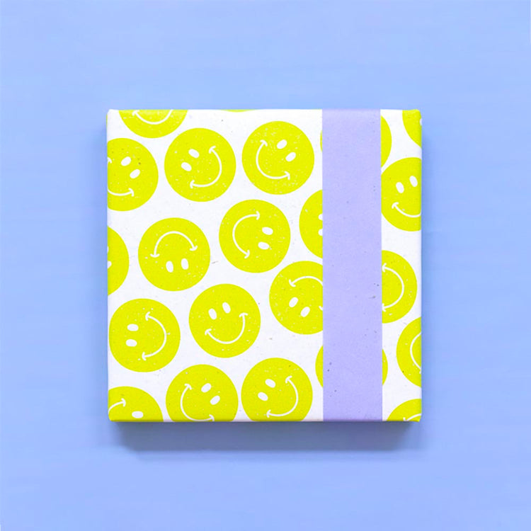 1 rouleau de papier cadeau smiley jaune fluo pour emballer les cadeaux