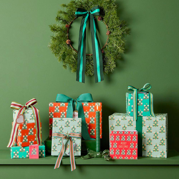 Ruban diagonales vertes pour emballer cadeaux de Noël