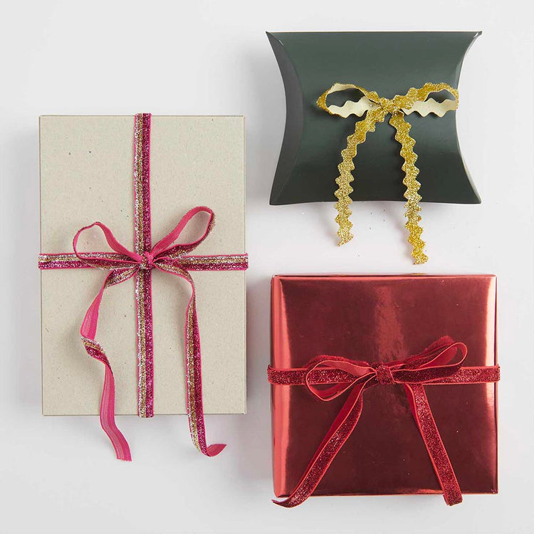 Ruban rouge à paillettes parfait pour décorer une table de Noël