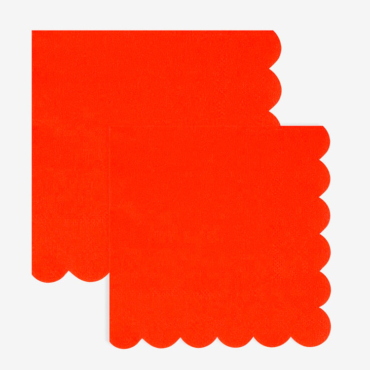 Serviettes en papier rouge tomate, une couleur intense et festive pour la saint-valentin