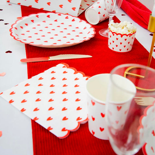 Serviettes papier rouges à cœurs pour déco de table chic