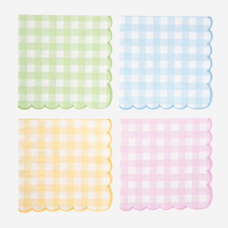 serviettes en papier vichy pour une table d'anniversaire retro et pastel