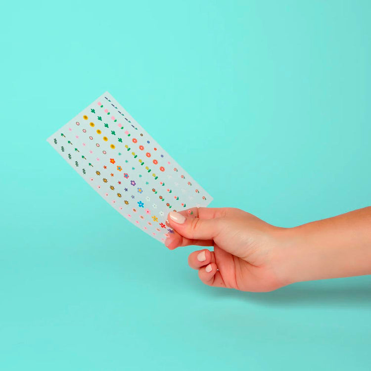 Stickers fleurs à ongles pour petite surprise festive