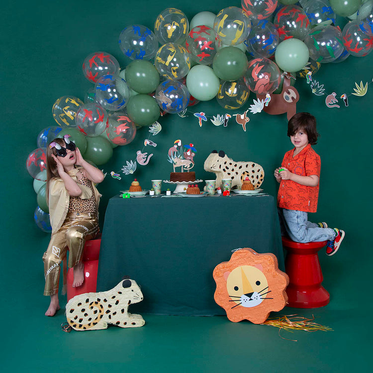 Assiettes en carton jungle avec motifs dâanimaux exotiques, idĂ©ales pour une fĂȘte sauvage