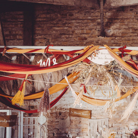 Mariage pampa avec fleurs séchées et tissu suspendu