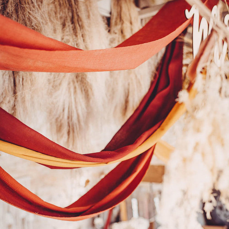 Inspiration mariage pampa avec fleurs séchées et tissu terracotta suspendu