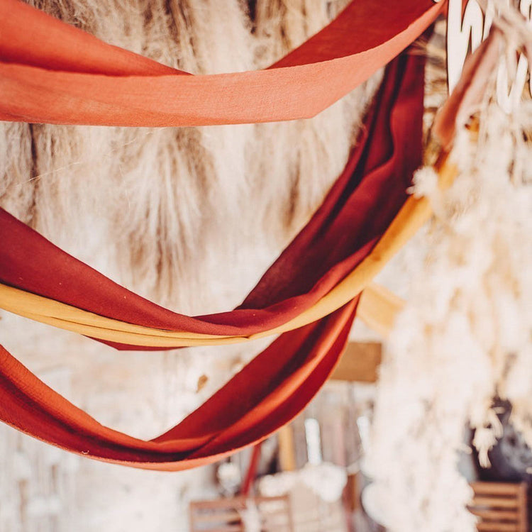 Inspiration mariage pampa avec fleurs séchées et tissu terracotta suspendu