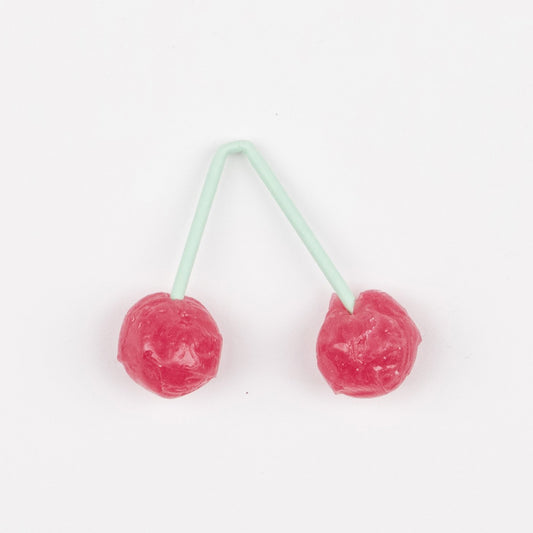 1 sucette en forme de double queue de cerise, à déguster tout seul ou à partager avec sa moitié!