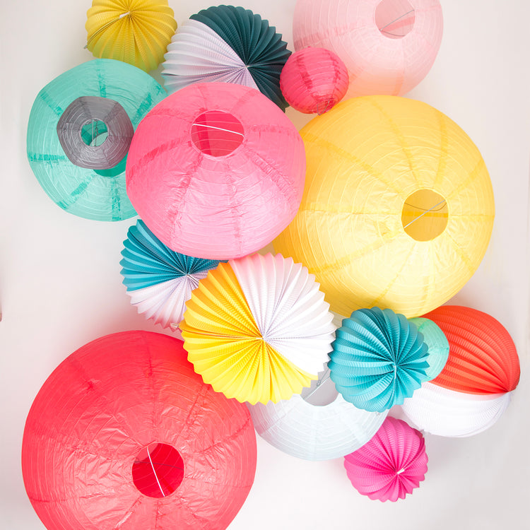 Inspiration décoration de mariage guinguette avec lanternes et boules alvéolées