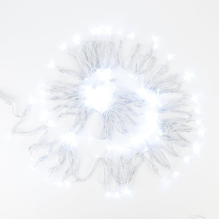 Comment éclaire la guirlande led lumineuse lumière blanche en plein jour ?