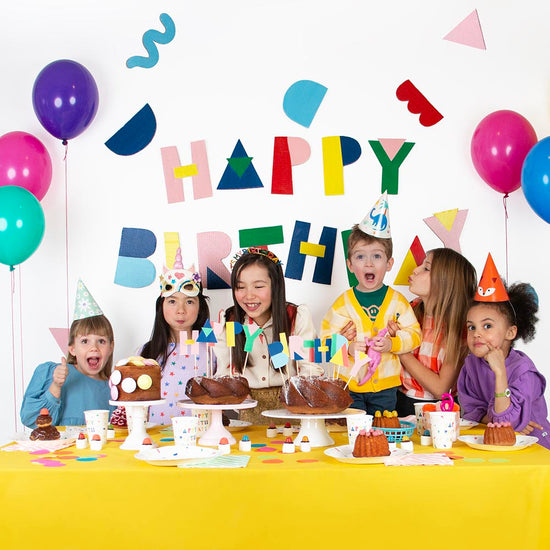 8 gobelets en carton Happy Birthday et cotillons pour deco de table