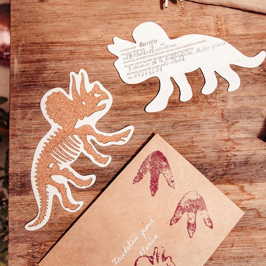 Anniversaire dinosaure : les cartons d'invitation dinosaure triceratops à personnaliser