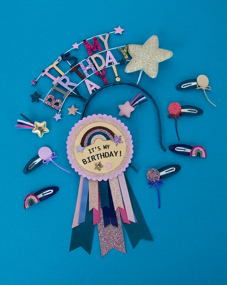 Badge anniversaire arc en ciel pour pochette cadeau anniversaire